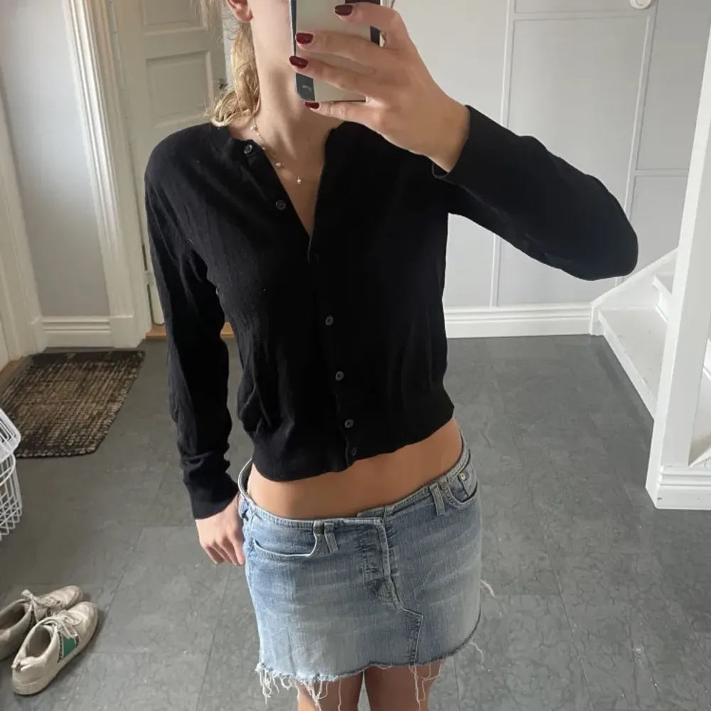 Jag säljer nu denna svarta stickade koftan ifrån hm!💕Den är superfin och i jättebra skick!💕. Neuletakit & Villapaidat.