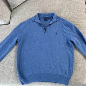 Polo Ralp Lauren Zip - Säljer min skit snygga 1/4 zip från ralph lauren då den inte passar mig. Skicket är super fint och är använt kanske max 10 gånger. Det står L men sitter mer som M. Nypris ca: 2200. Mitt pris: 399kr