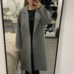 Kappa  - Fin grå kappa från hm knappt använd så den är i väldigt fint skick! Ordinarie pris 500kr säljer för 300kr