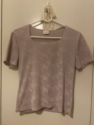 Dusty Rose Blus - Vacker blus i en dusty-rose färg med vita blomm-mönster. Lätt material och passar för dig som är XS-S Nästan helt oanvänd.