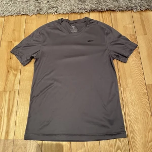 Reebok träningströja T-shirt  - Reebok träningströja T-shirt i strl S, superfint skick. Som ny.