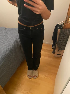 Zara jeans - Jätte fina och bekväma zara jeans som är midwaist och perfekta för hösten! Köptes förra året men det är tyvärr lite små på mig. Det är storlek 40 men det passar mer som 38. Jätte bra skick och jätte fint basplagg som är midwaist och straight leg.