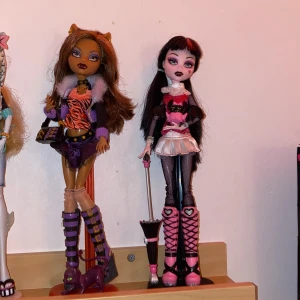 Monster High - Draculaura är såld  Clawdeen har alla saker. Draculaura saknar örhängena och halsband. Säljer för 500kr styck. Båda är i fint skick.  Finns att hämta i hortlax men kan även skickas spårbart med postnord  tar bara swish 