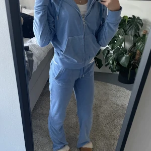 Juicy Couture set - Jättefint juicy set, knappt använt, köpt för ca 2000, säljer för 1000💗kan även tänka mig att byta me annan färg
