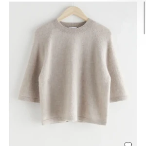 & Other stories tröja - Säljer min super populära och helt slutsålda stickade tröja från other stories!❤️‍🔥