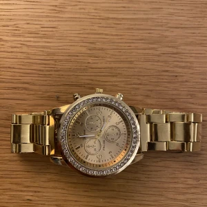 Klocka  - Tja. Säljer en guld klocka⌚️⌚️