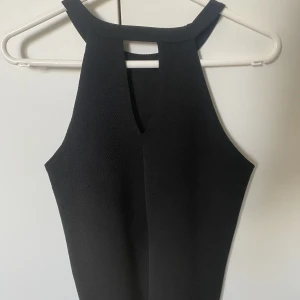 Svart topp - Skit snygg topp, använd 1 gång 🩷