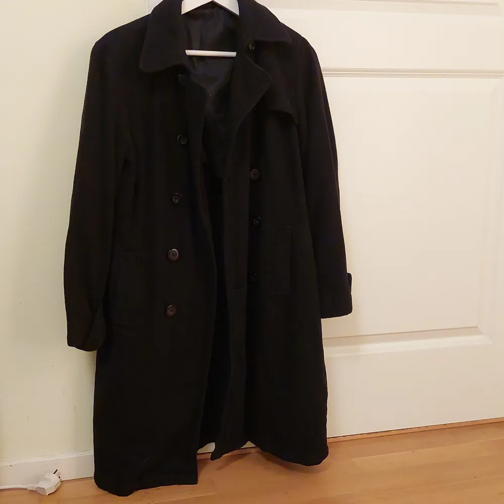 Jättefin svart kappa som passar S storlek. Det är min mammas från 90-talet som hon köpte i italien! OBS. saknar bälte!!. Jackor.