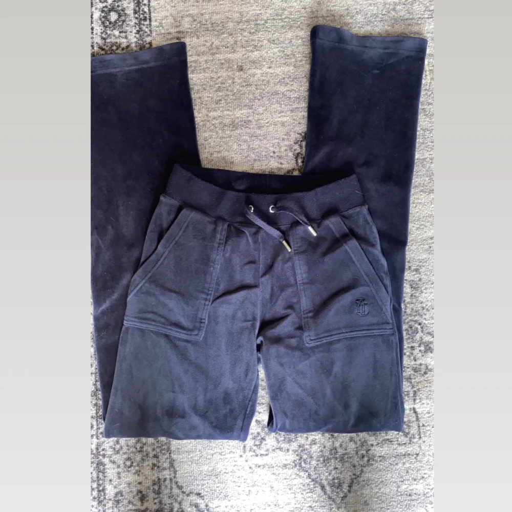 Marinblåa juicy byxor som är i nyskick! Tryck inte på köp nu!. Jeans & Byxor.