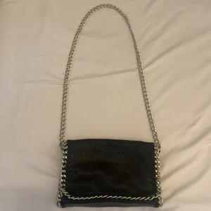 tiamo väska  - säljer min tiamo väska då den inte komme troll användning lägre! skriv för narmare bilder , pris kan diskuteras 💕