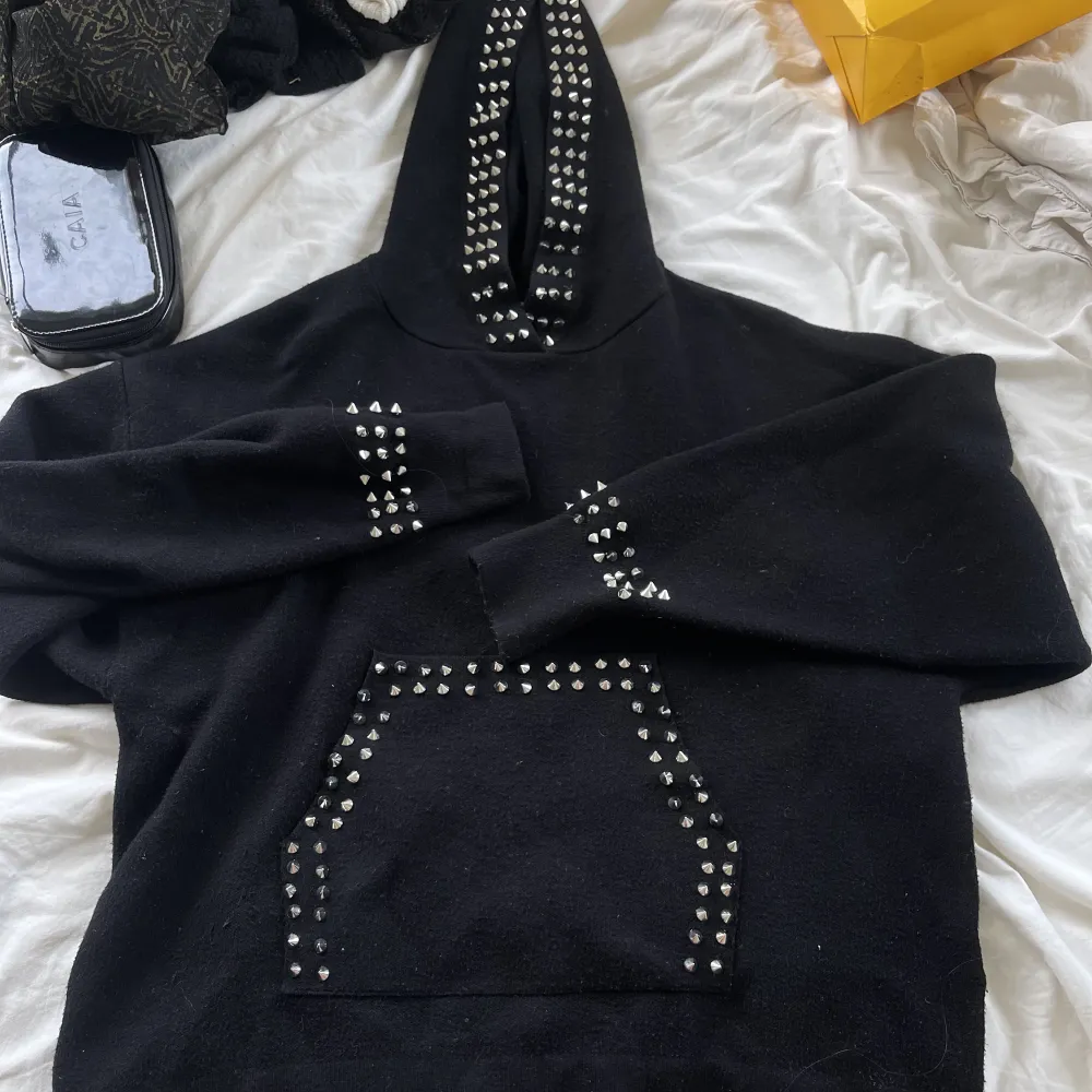 As ball hoodie från zara💕💕 alla nitar är kvar, kom privat för fler bilder😇. Hoodies.