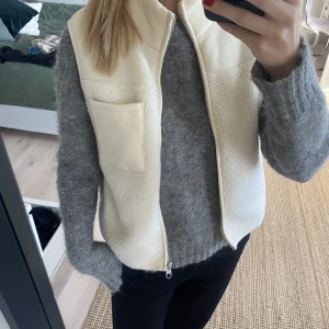 Teddyväst  - Teddyväst från Pieces i fint skick. Köparen står för frakt. 📦 