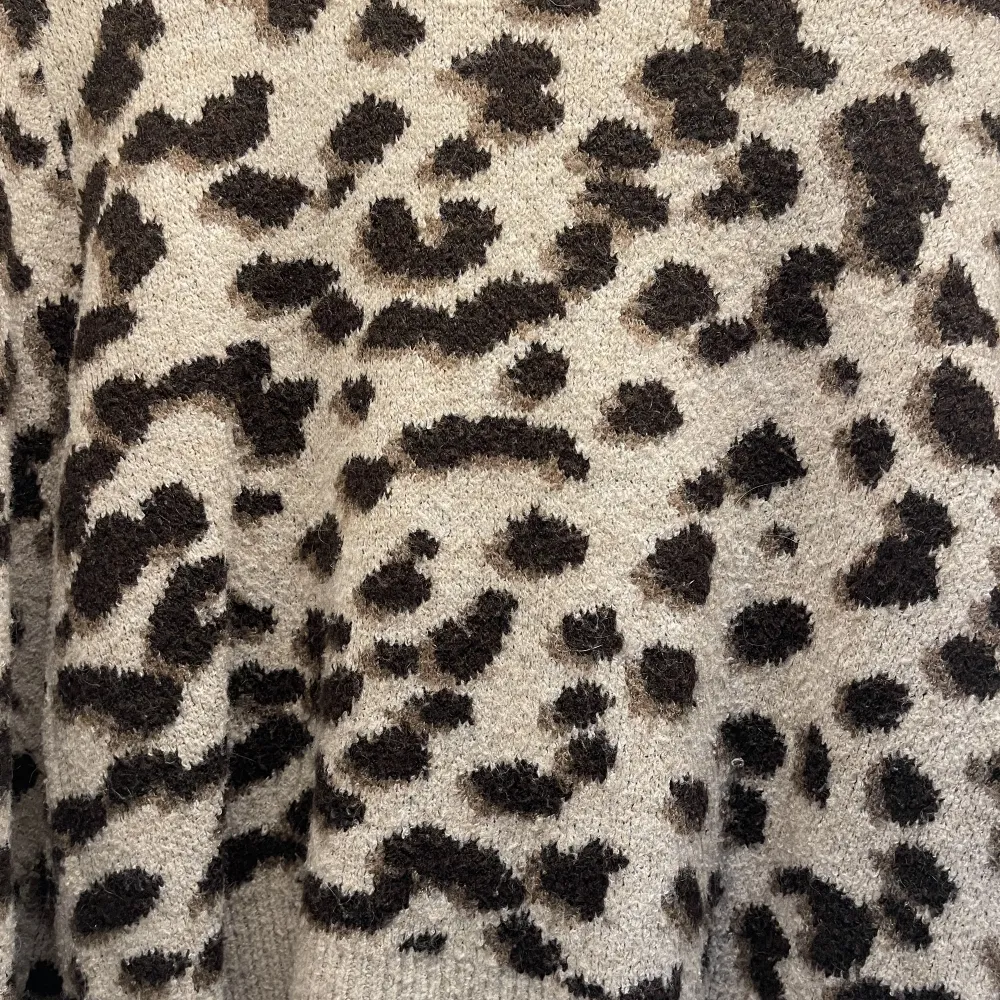 Stickad leopard mönstrad tröja från H&M. Strl xs/s💕 super skön och mjuk i materialet och inte nopprig. Perfekt nu till hösten👌🏼🍂320kr+frakt🙌🏼 skriv vid funderingar/frågor❣️❣️. Stickat.