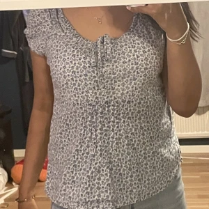 Super söt vintage blommig topp - Vintage blommig topp i storlek 38 luftig och söt med två slitsar på vardera sidan av tröjan 