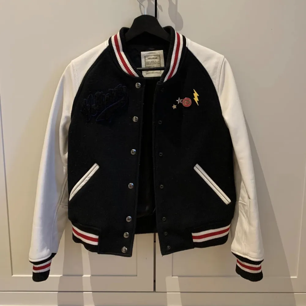 Säljer min Zadig Voltaire jacka i storlek S. Armar i äkta läder. Mycket bra skick. Nypris 7500 kr. Takit.
