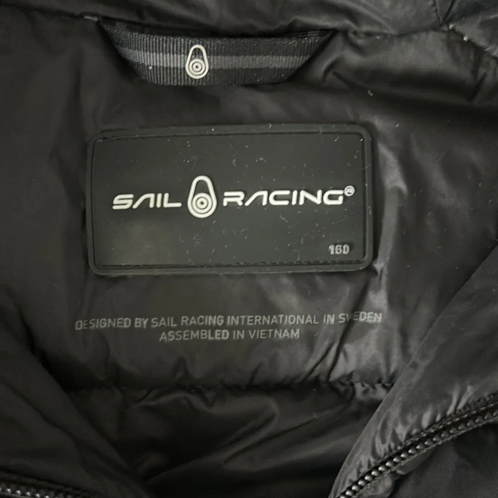 Hej, säljer denna svarta Sail Racing jacka i storlek 160/XS då den har blivit för liten. Den är sparsamt använd och är i toppenbra skick (8/10), inga defekter eller skador. Hör av er vid funderingar! 😊. Jackor.