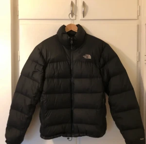 North face jacka - Super varm och skön North Face Jacka! (Bilderna är ifrån förra ägaren men lika fin) ett pyttelitet hål på ryggen ovanför märket, som inte syns Annars så fint skick och passar perfekt till vintern. Oversized fit 