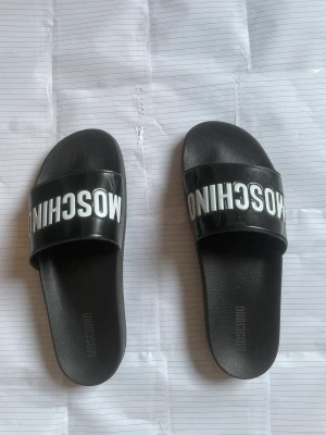 MOSCHINO TÅFLOR - MOSCHINO TÅFLOR NYPRIS 1200 