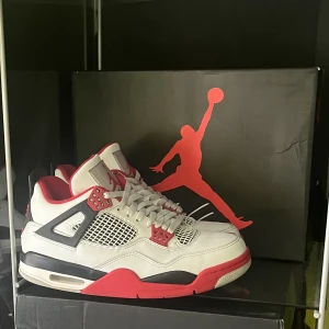 Air jordan 4 Fire red - 🔥Jordan 4 fire red 🔥⚡️Storlek 41⚡️🍀Bra skick 🍀⭐️Box och kvitto tillkommer ⭐️📦Kan fraktas eller mötas upp i Stockholm 📦🌸Svarar gärna frågor eller skickar fler bilder 🌸💯Populär och efterfrågad modell 💯🥥Äkta 🥥🦋Pris kan diskuteras vid snabb affär 🦋