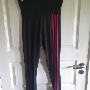 Adidas climalite tights XS - Dessa är ganska använda, men väl omhändertagna så skulle säga att de är i fint skick. Kan inte se en enda noppa någonstans. XS men väldigt töjiga, skulle säga att de passar upp till M  Mkt snygga med rosa stripes på bara ett ben i fram