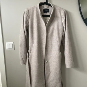 Kappa Stockhlm - Fina beige vår/höstkappa från Stockhlm i storlek 36