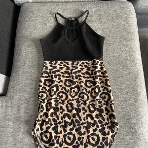Leopard mönstrad klänning  - Aldrig använd så är i bra skick. Slitt på båda sidorna av låren.