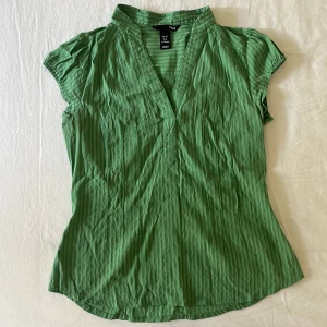 Blus - Gullig liten v-ringad blus i grönradigt tyg!