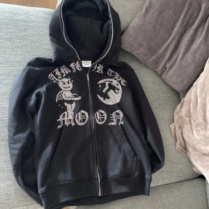 Rhinestone hoddie - Köpt från aimforthemoon Den har används en del men fortfarande bra skick 