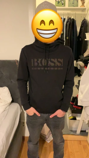 Hugo boss hoodie  - 🤍Hej! Guldig textad hugo boss dress köpt på NK för 3400kr. Nu säljer den mycket billigare eftersom jag ej använder. ℹ️nfo alltid öppen för prisförslag inga byten. Skick 8/10🤍👋