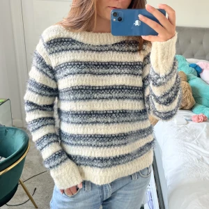 Stickad tröja!  - Så najs stickad tröja! Står storlek xl i men skulle säga att den passar dom flesta storlekarna! Som referens brukar jag ha M❤️