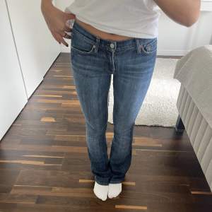 7 for all mankind lågmidjade boutcut jeans i bra skick, är ungefär 160 cm 💕