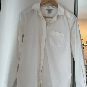Vit skjorta - Vit skjorta från hm. Storlek 38