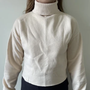 Tjocktröja - Beige/vit. Hög krage 