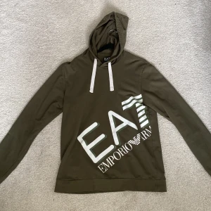 EA7/Armani - Snygg Armani tröja helt oanvänd till bra pris. Nypris 1200. Inga defekter. Hör av er vid minsta frågor.