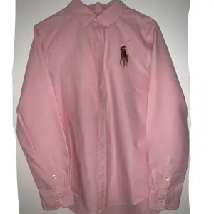 Rosa Ralph Lauren skjorta Skick: 9/10 (använt 2 gånger) Nypris: 750kr Säljer för att den är för liten
