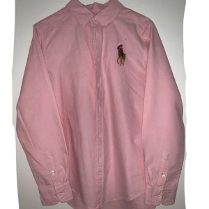 Ralph Lauren skjorta rosa - Rosa Ralph Lauren skjorta Skick: 9/10 (använt 2 gånger) Nypris: 750kr Säljer för att den är för liten