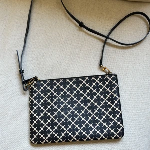Malene Birger väska  - Marlene Birger väska i svart/vit mönster. På ena sidan är det ett vitt märke, ser ut om något har slitigts på väskan. 