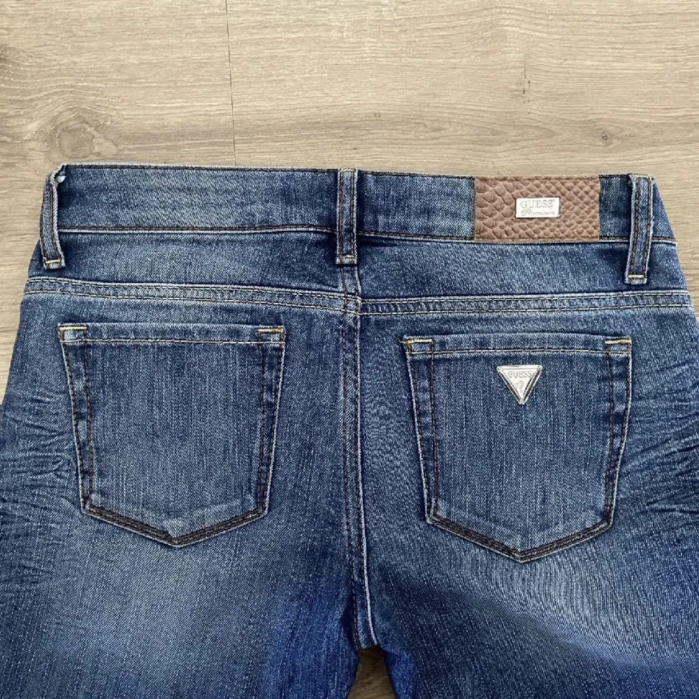 Guess jeans som tyvärr inte passar mig, så måste sälja vidare. Väldigt bra skick 🩷🫶🏻. Jeans & Byxor.