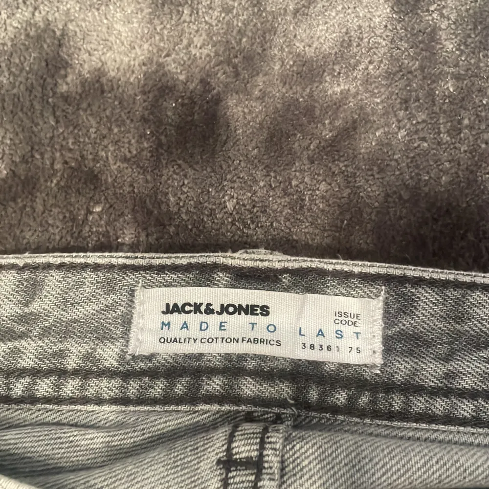 Gråa Jack & Jones jeans stl W30 L30. Jeans & Byxor.