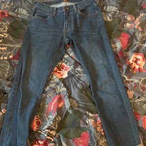 Jeans 30w 32l - Mörkblå jeans passar inte längre