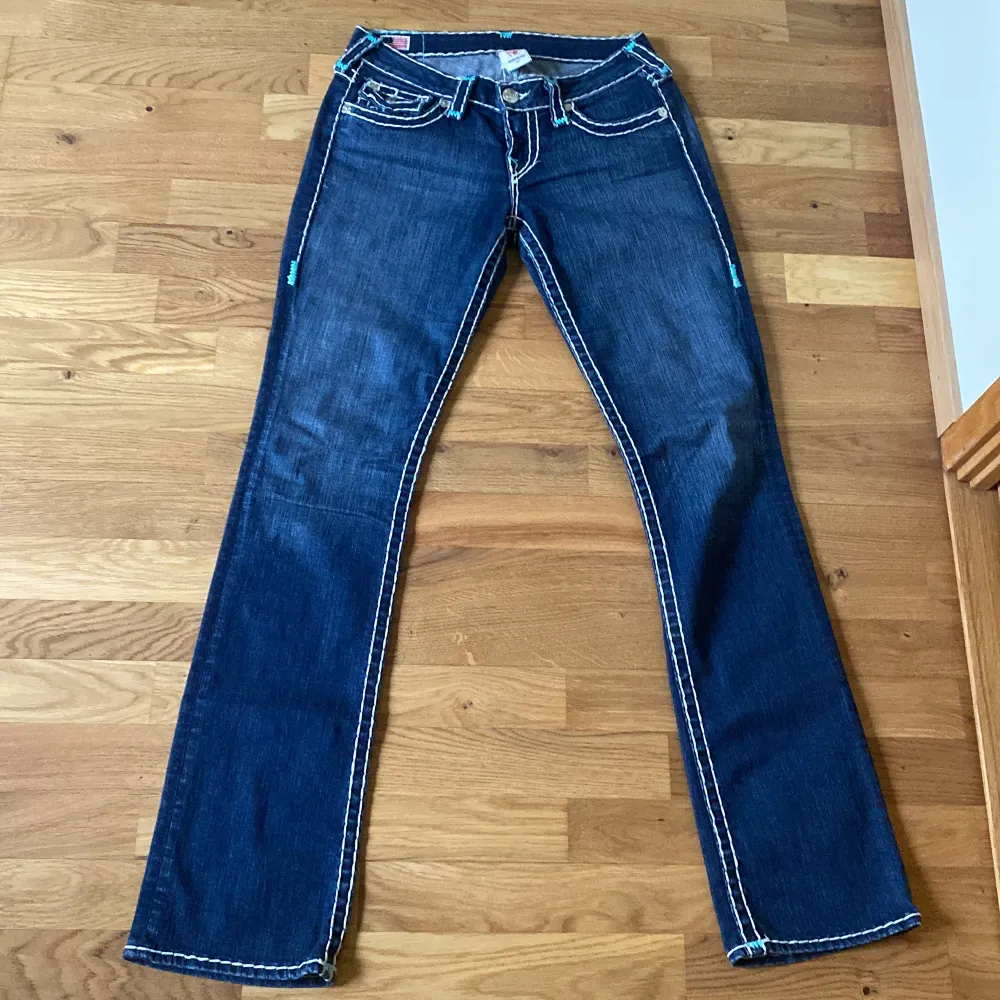 Säljer mina True Religion jeans då jag nyss köpt dom men inte satt som jag önskat🫶🏼. SUPERSNYGGA med blåa detaljer och vita sömmar. Dom är storlek 27 och skriv gärna om ni har några frågor!😊💕. Jeans & Byxor.