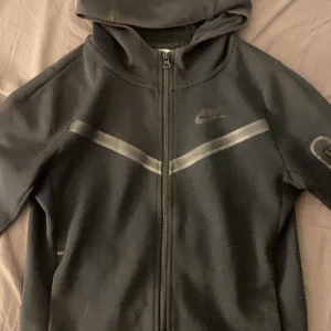 Nike tech  - Säljer nu min svarta Nike tech i svart. Den är i barnstorlek men passar mig som är 170 lång och har S på tröjor. Den är i bra skick. Skriv för mer bilder och pris kan sänkas vid snabb affär. Köpt för 900