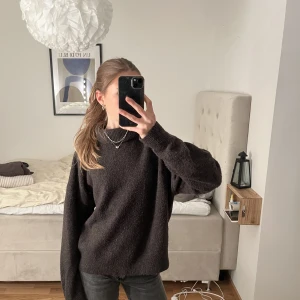Stickad tröja - Mörkbrun stickad tröja med krage som går att vika upp och ner beroende på hur man vill ha det (kolla skillnaden på bilderna). Från HM i storlek M i fint skick