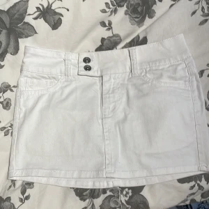 Kort kjol hm - Säljer denna kjol från H&M,köptes för 200 prislappen är kvar. Dom är bara testade och kände att de inte riktigt var min stil men tycker den är väldigt fin annars.