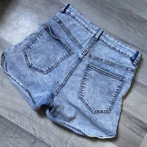 Sjukt snygga hägmidjade jeansshorts som tyvärr är för små för mig. Skriv för fler bilder🩷 storlek 38 men passar 36 också 