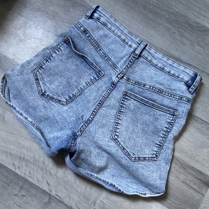 Jeans shorts - Sjukt snygga hägmidjade jeansshorts som tyvärr är för små för mig. Skriv för fler bilder🩷 storlek 38 men passar 36 också 