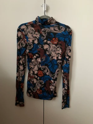 Jätte fin turtleneck  - Så fin, använt väldigt sällan! Är från monki och den har väldigt fina mönster!!
