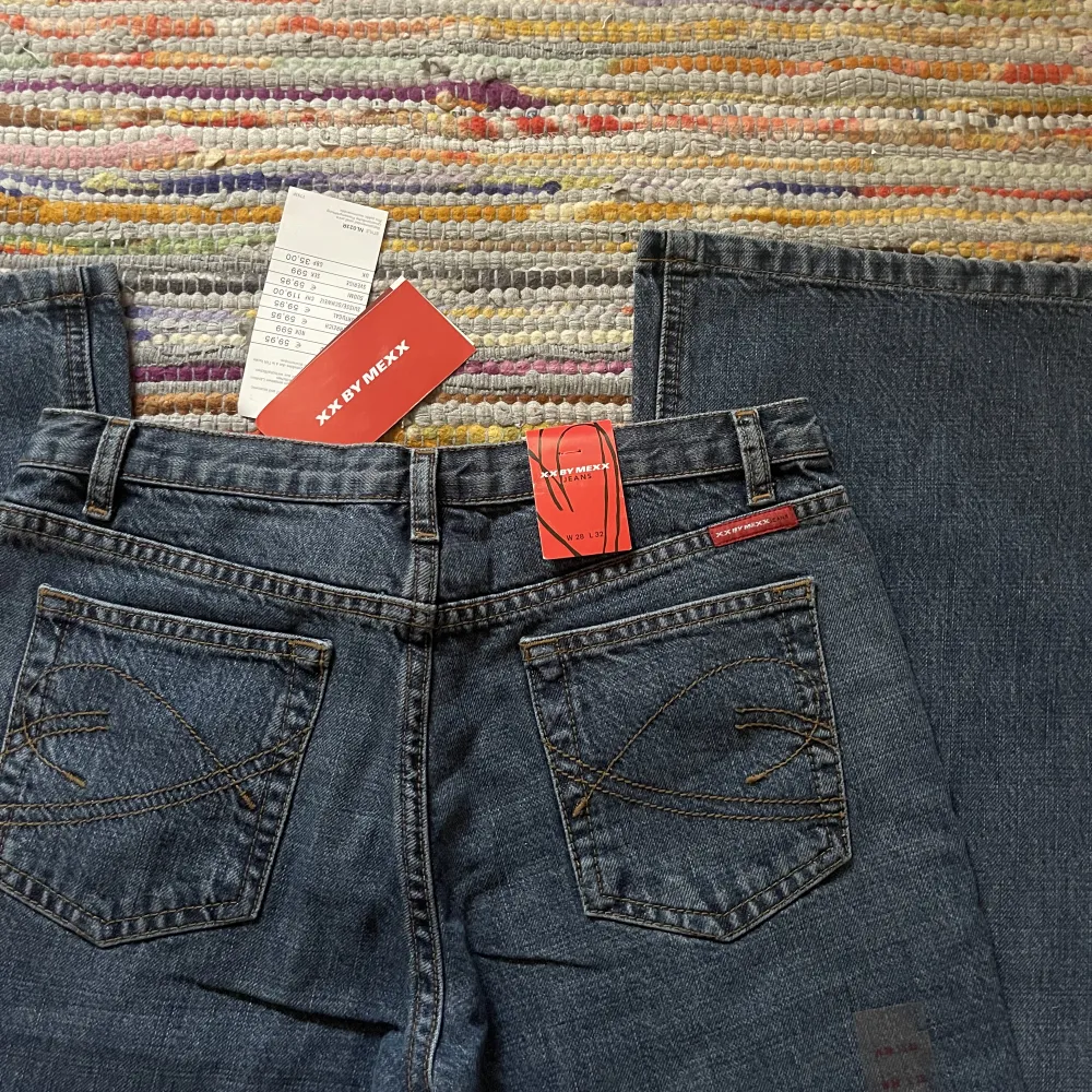 Säljer dessa lågmidjade bootcut jeans från mexx med lappen kvar💕💕. Jeans & Byxor.