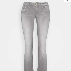 Säljer mina ltb jeans i färgen grå, dom är i bra sick. Oridarie pris 829 säljer för 700, slutsålda 