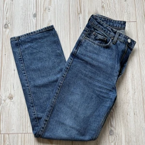 Jeans  - Blå högmidjade jeans från weekday, i strl 27/30! 
